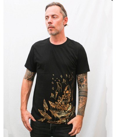 Meditating Alien Glittering Gold Men's T-shirt.